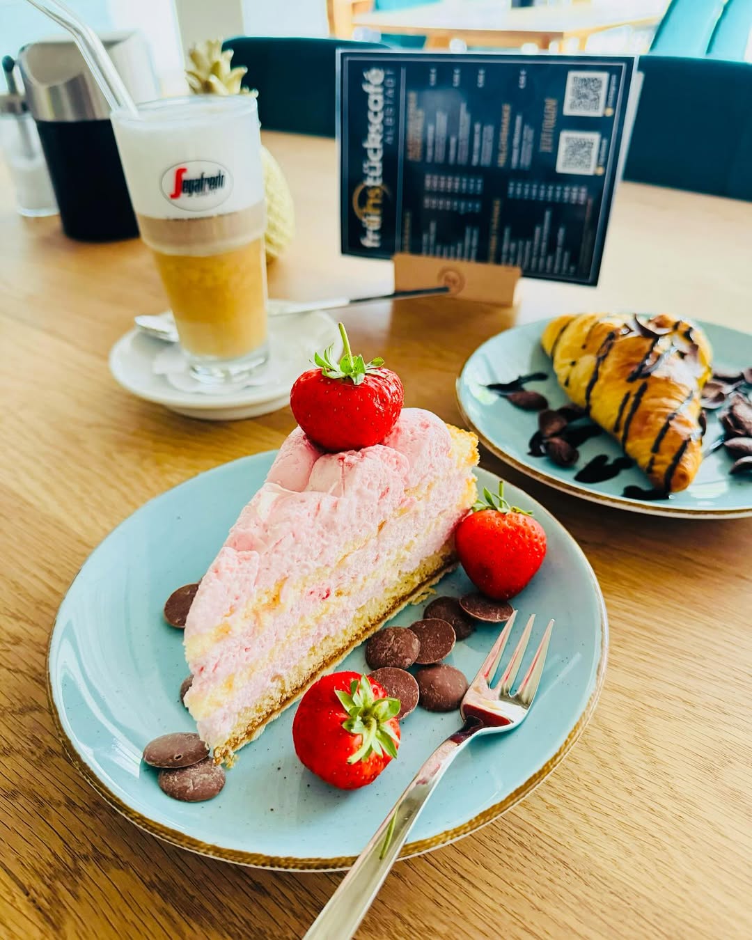 Erdbeer-Cheesecake und Segafredo Latte