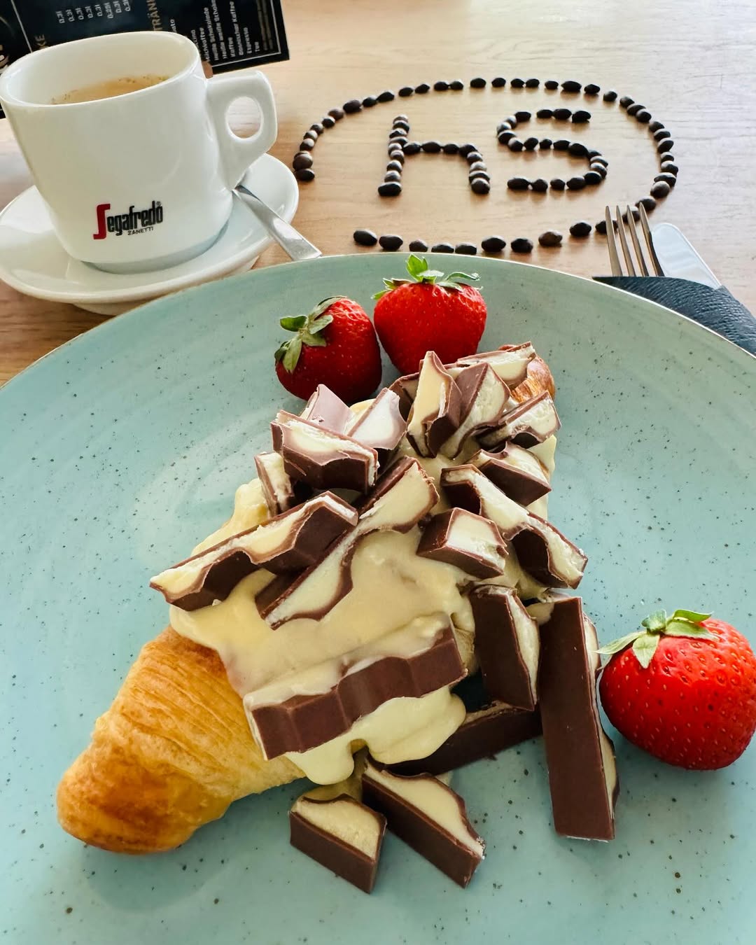Kinder-Bueno Croissant mit Kaffee