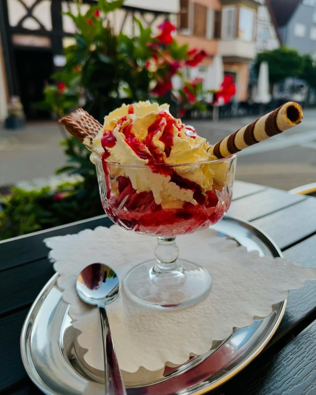 Eisbecher mit Himbeersauce