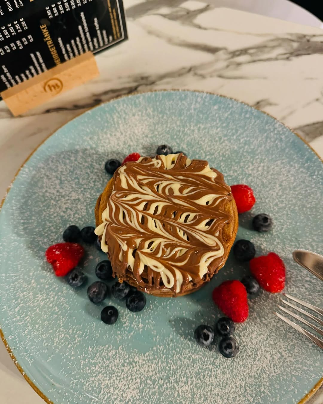 Schokoladen-Törtchen mit Beeren