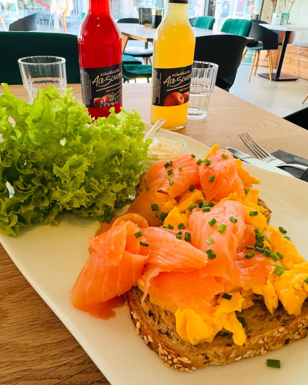 Rührei mit Lachs auf Toast