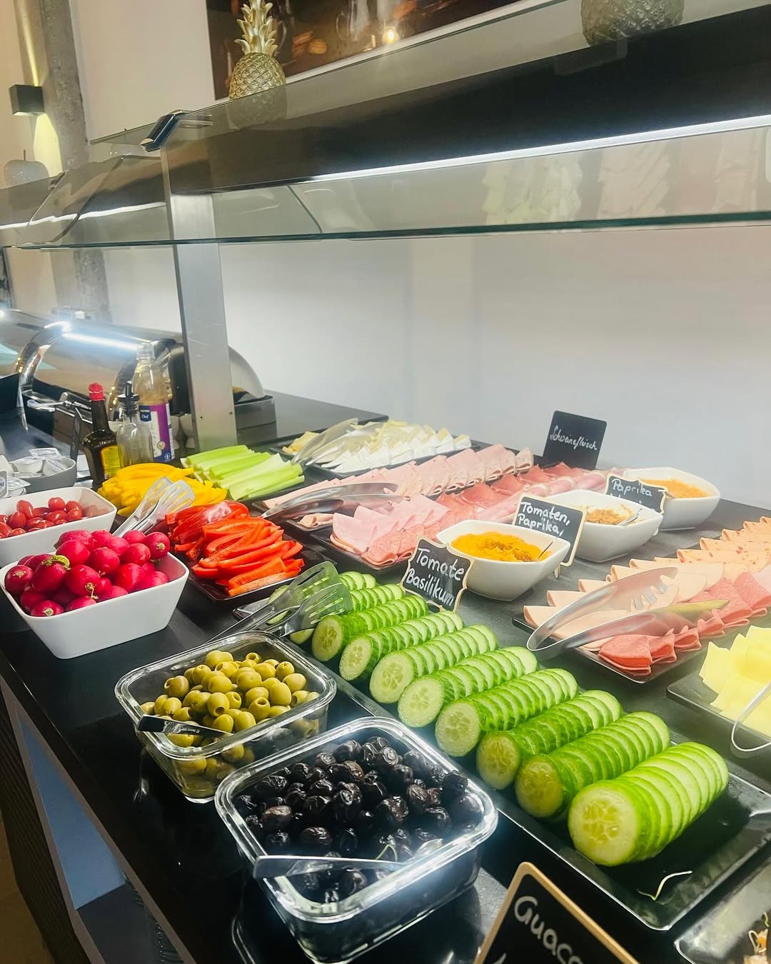 Buntes Buffet mit Gemüse und Aufschnitt