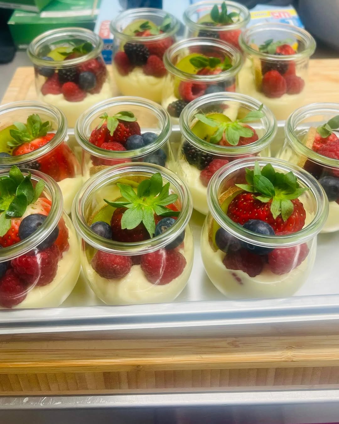 Frische Beeren-Desserts im Glas