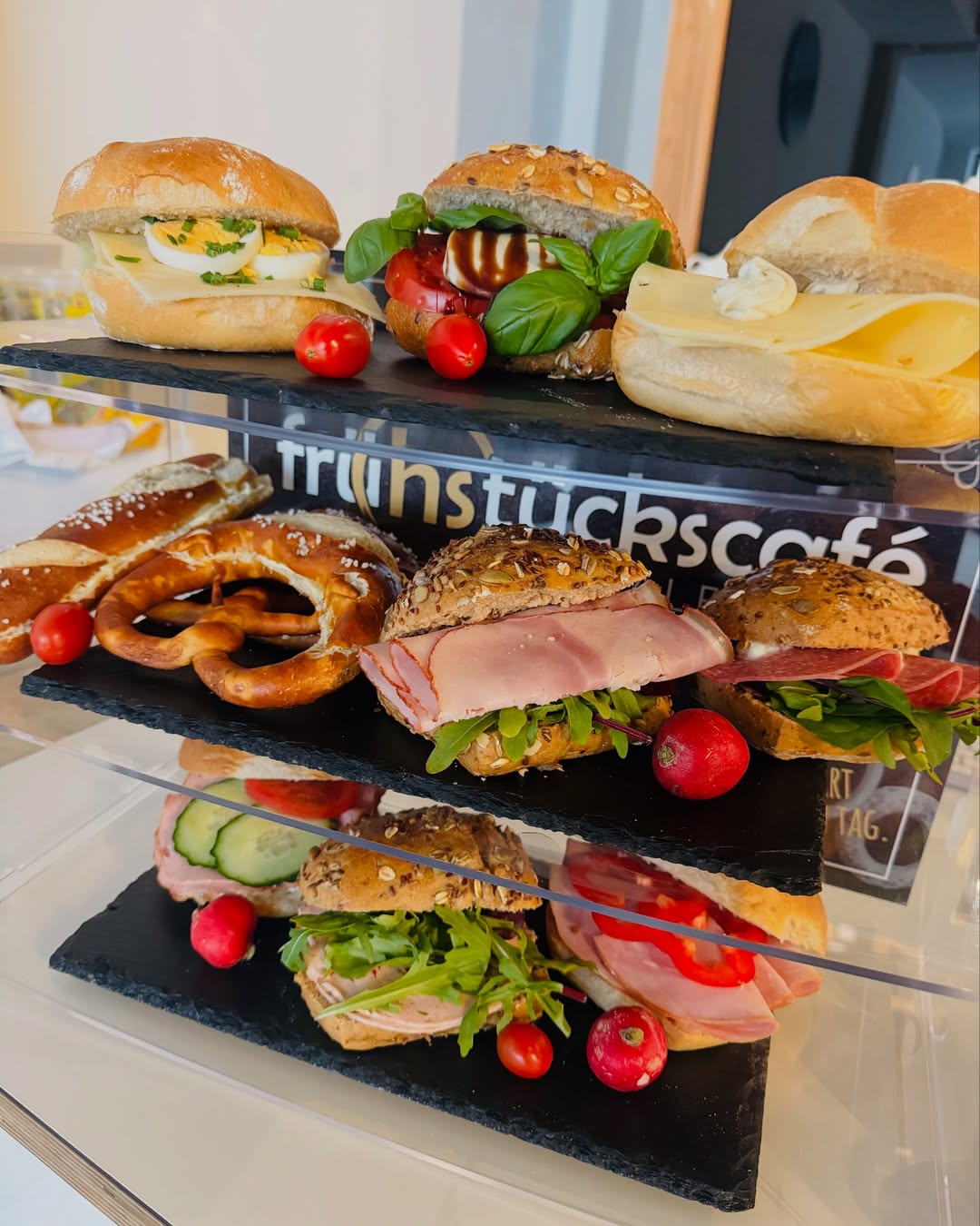 Frische Brötchen auf Etagere