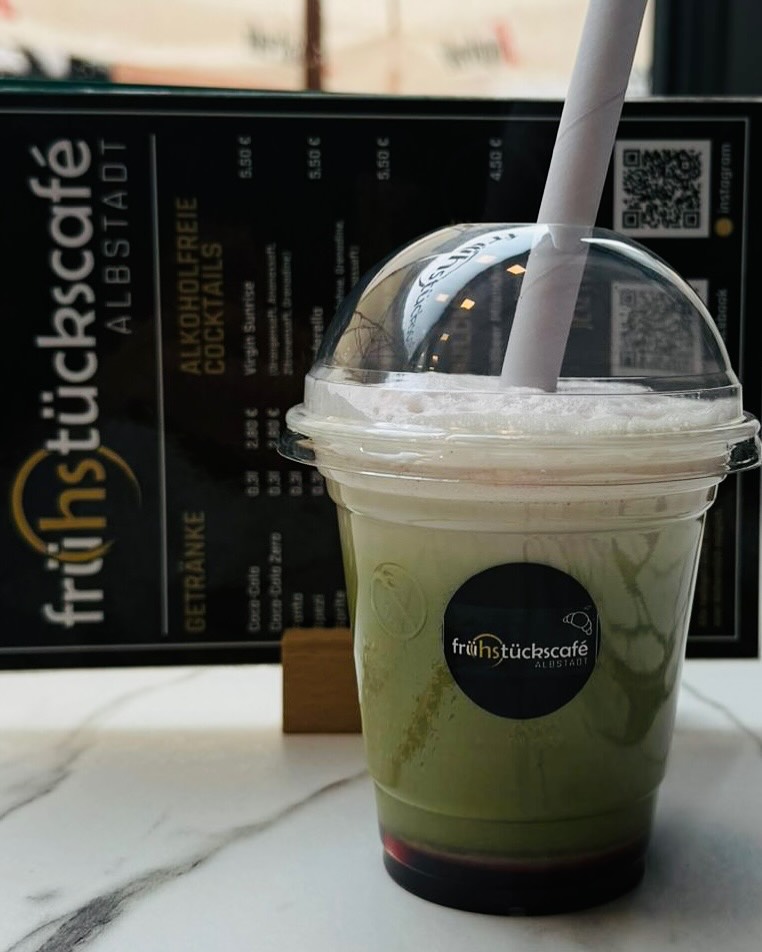 Matcha Drink im Café-Becher