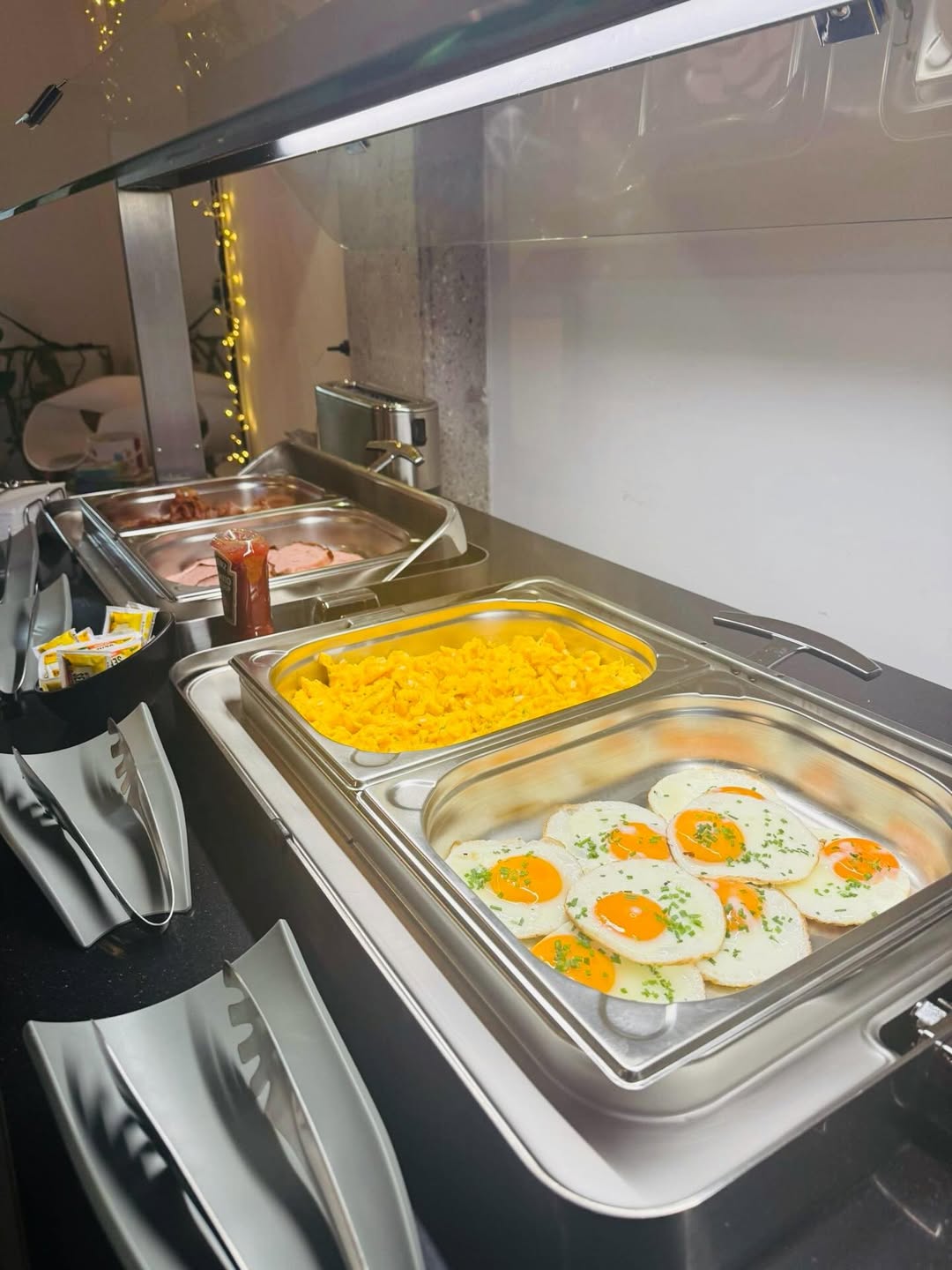 Warme Buffet-Station mit Spiegeleiern