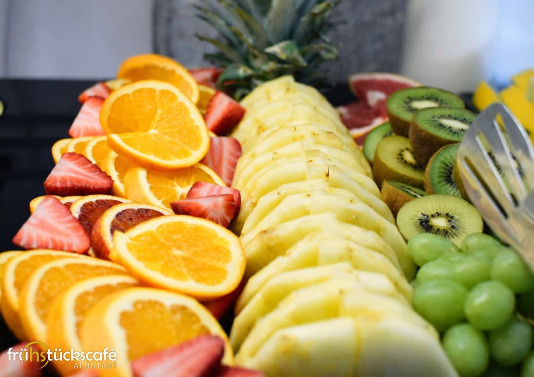 Frisches Obst – Orangen, Ananas, Kiwi
