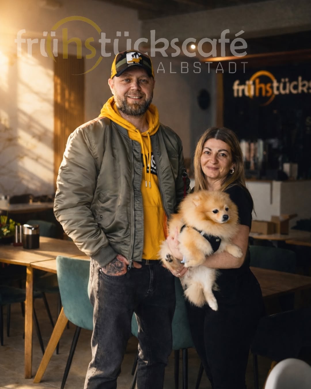 Senad und Hatka mit ihrem Pomeranian Milow